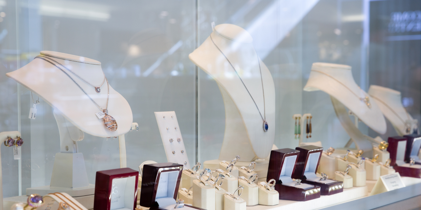 Jewelry stores open today near me deals